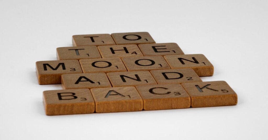 家族へのプレゼントとして人気のあるボードゲームを囲んで楽しむ風景。笑顔あふれる家族の団らんの瞬間。