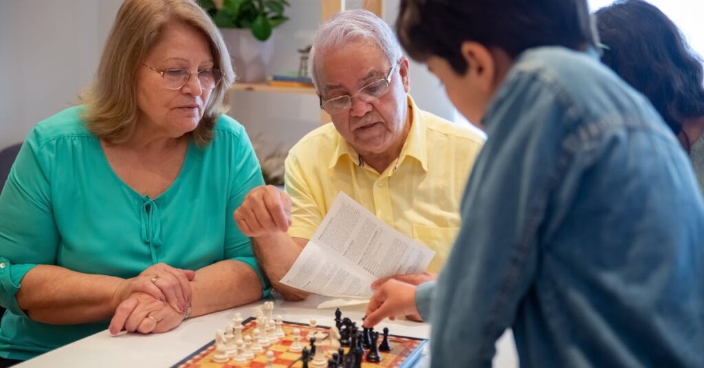 三世代が集まり、年末年始に家族全員でアナログゲームやボードゲームを楽しんでいる様子のイメージ