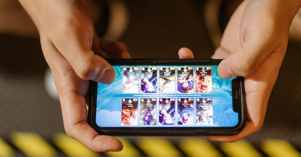 スマホやタブレットを囲んで、家族全員で一緒に笑いながらゲームを楽しんでいる様子の画像。世代を超えて盛り上がる雰囲気。