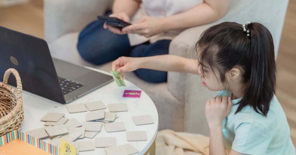 家族が一緒に笑顔でゲームをしながら過ごしている様子を振り返って微笑んでいるシーンの画像。心に残る温かい思い出を感じさせる。