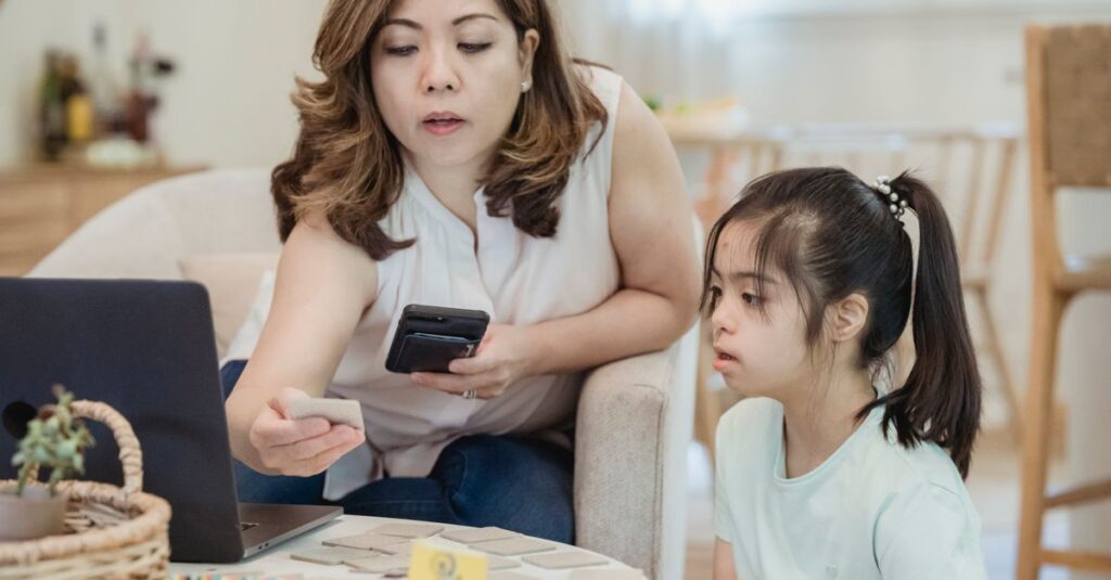 親子がボードゲームを通して笑い合いながら一緒に成長している様子。共育の時間の大切さを表現