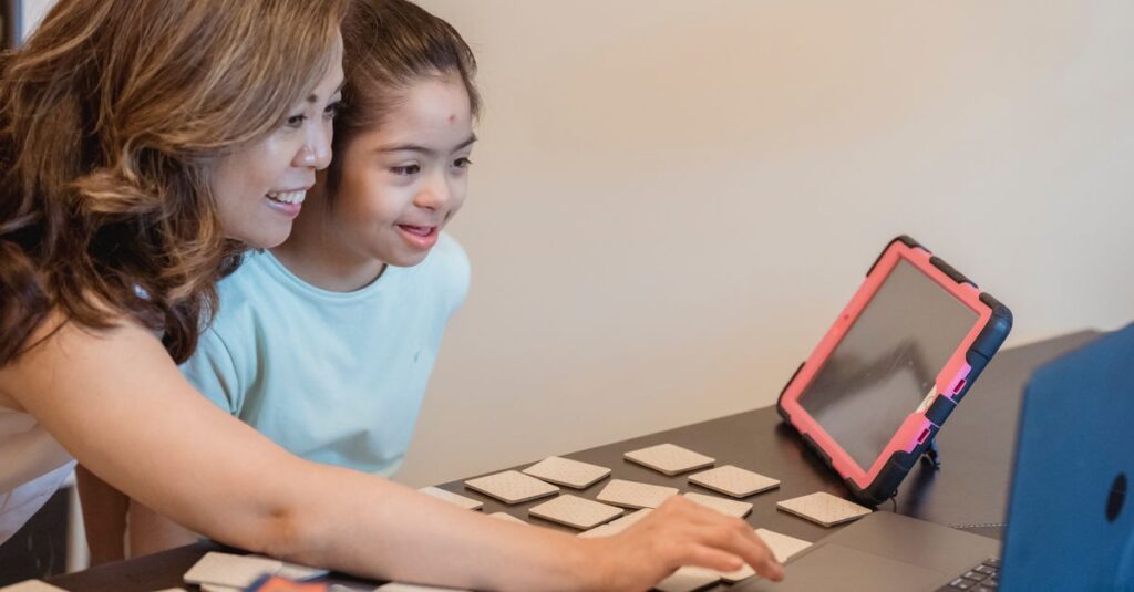 子どもがボードゲームで失敗から学び、親が教えすぎず見守っている知育の場面