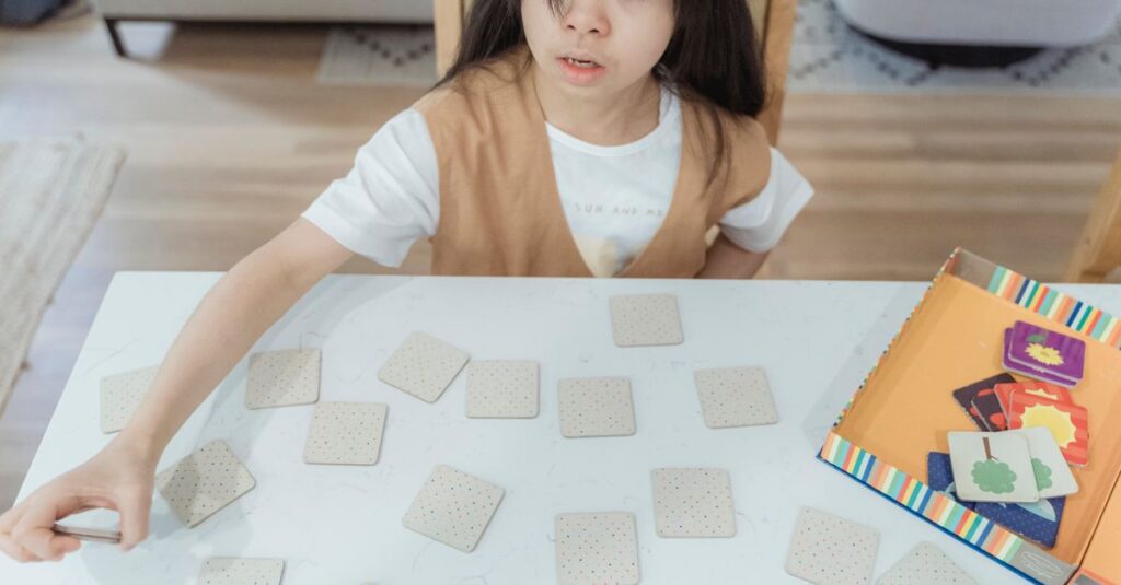 家族が一緒に笑顔でゲームをしながら過ごしている様子を振り返って微笑んでいるシーンの画像。心に残る温かい思い出を感じさせる。