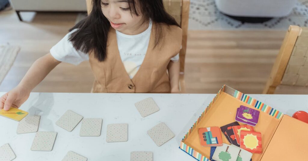 高校生と家族がボードゲームを選ぶ様子。棚に並ぶゲームを前に笑顔で話し合っているシーン。