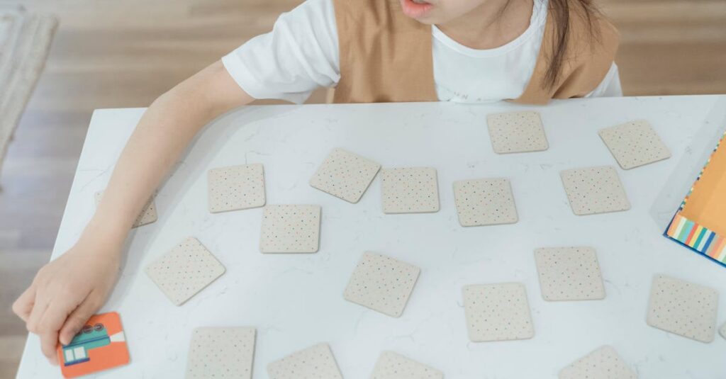 子どもたちが語彙力や論理的思考力など、伸ばしたい力に合わせた知育ボードゲームに取り組んでいる様子。