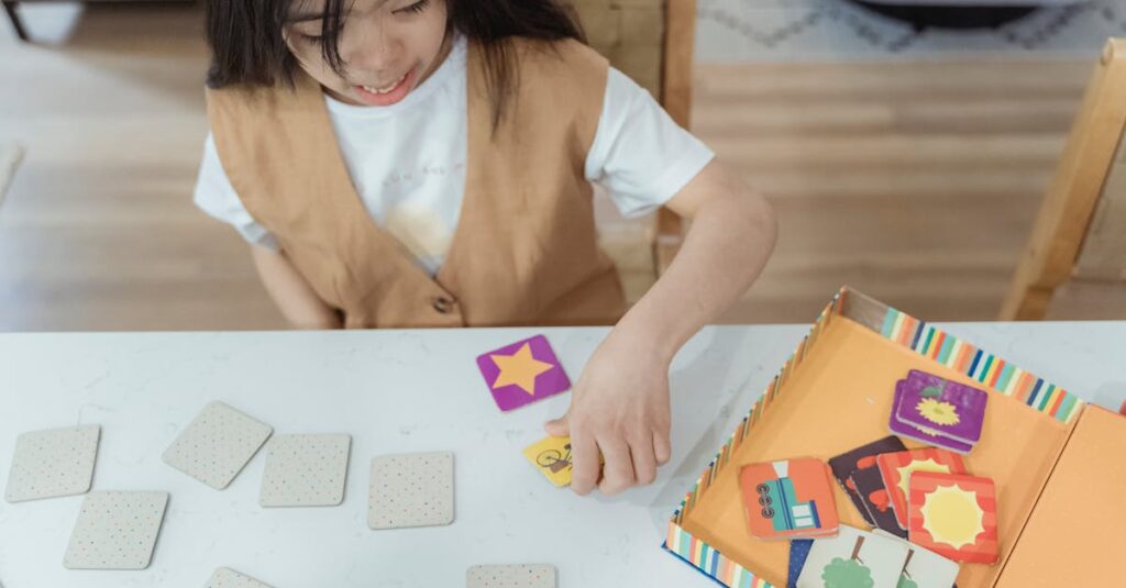 3〜5歳の子どもと家族が遊んでいるボードゲームの様子。カラフルで安全なパーツが特徴的。