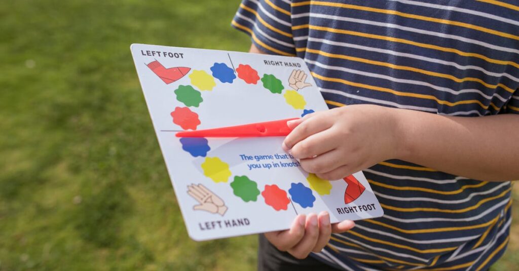 6〜10歳の子どもと家族がボードゲームを楽しんでいる様子。笑顔で会話しながらプレイしている。