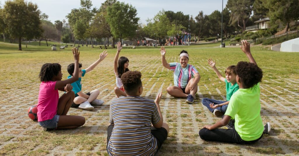 家族がUNOカードを手に笑顔で遊んでいる様子。世代を超えて盛り上がるシーン。