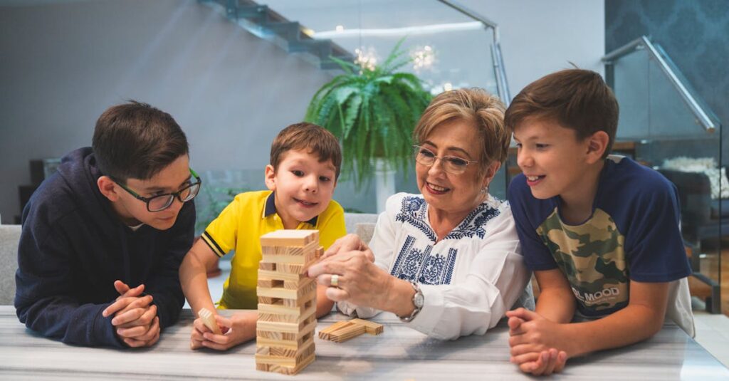 短時間で楽しむ室内ゲームをしている家族。子どもと大人が笑顔でカードやジェスチャーをしている16:9の写真。