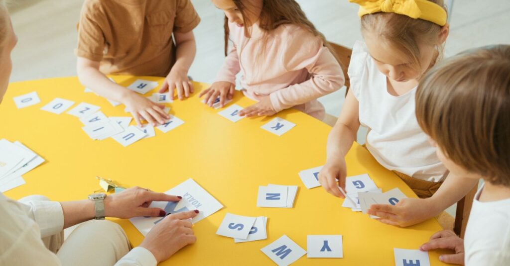 遊びながらボードゲームを通じて学ぶ子どもたちの様子