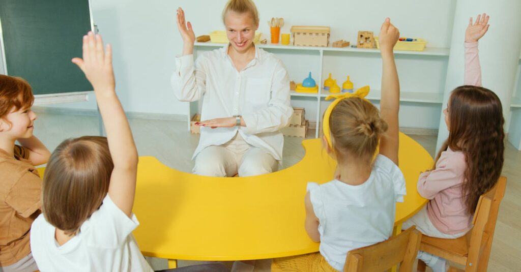 タブレットを置いてアナログボードゲームに夢中になる子どもたち。集中力や観察力を育む様子