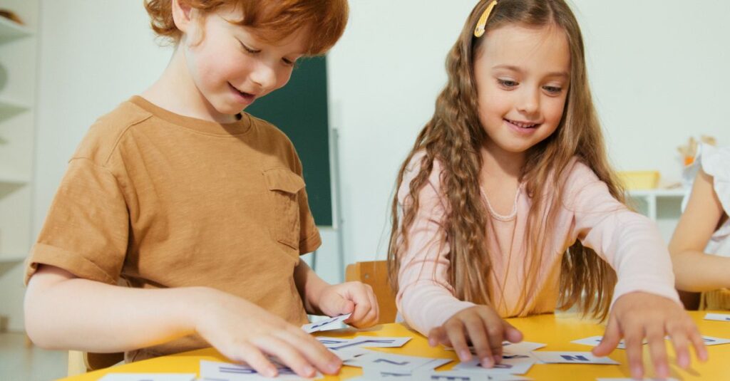 6歳から8歳の子どもたちが戦略や発想力を使ってボードゲームをプレイする様子。自分で考える力が育っている