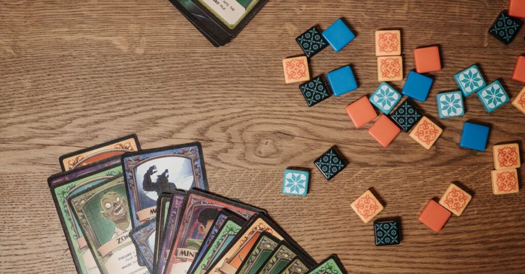 テーブルで市販のボードゲームやカードゲームを楽しむ家族。子どもと大人が笑顔で一緒に遊んでいる16:9の写真。