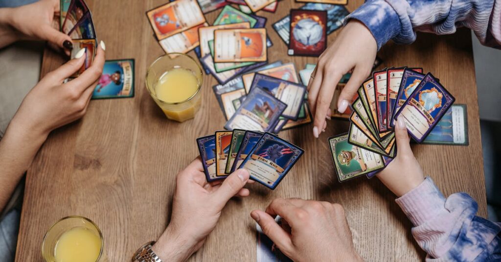 テーブルで市販のボードゲームやカードゲームを楽しむ家族。子どもと大人が笑顔で一緒に遊んでいる16:9の写真。
