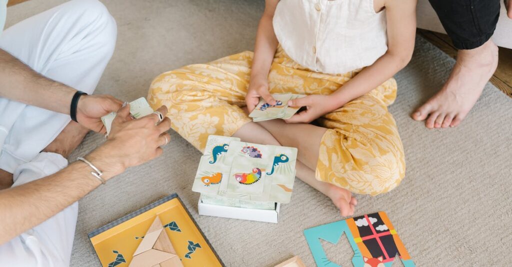 性格や関係性に応じて家族でゲームを選んでいる様子（人見知りの子や消極的な親も笑顔で参加）