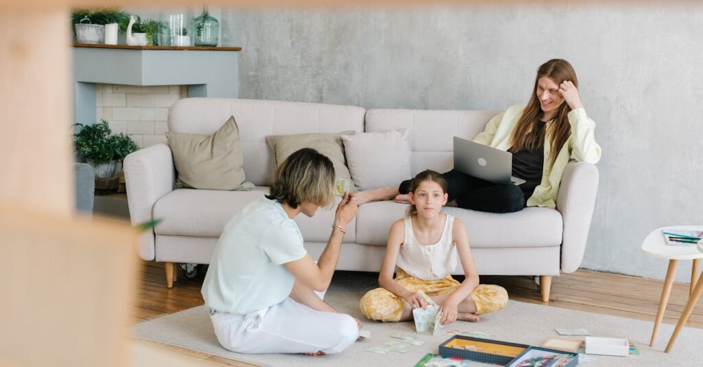 高校生を含む家族がリビングでボードゲームを囲み、笑顔で遊んでいる様子。会話と笑いが溢れる家庭の雰囲気。