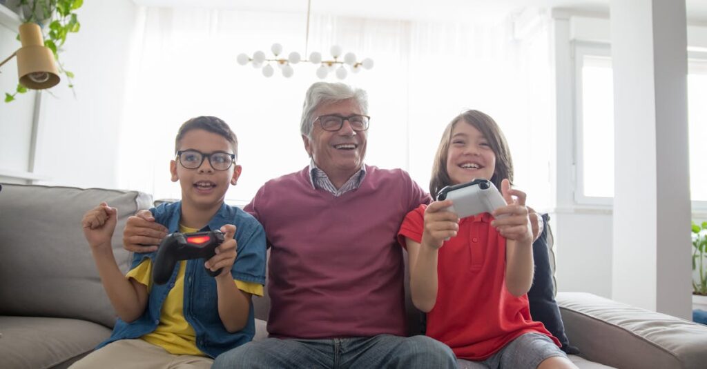 リビングで笑顔で遊ぶ家族のイメージ。親子で室内ゲームを楽しむ様子が伝わる16:9の写真。