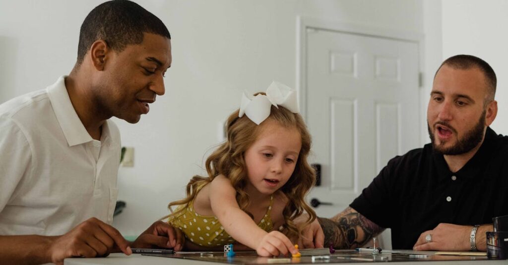 家族がリビングでボードゲームを囲み、笑顔で楽しんでいる様子