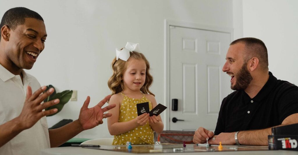 3〜5歳の子どもと家族が遊んでいるボードゲームの様子。カラフルで安全なパーツが特徴的。