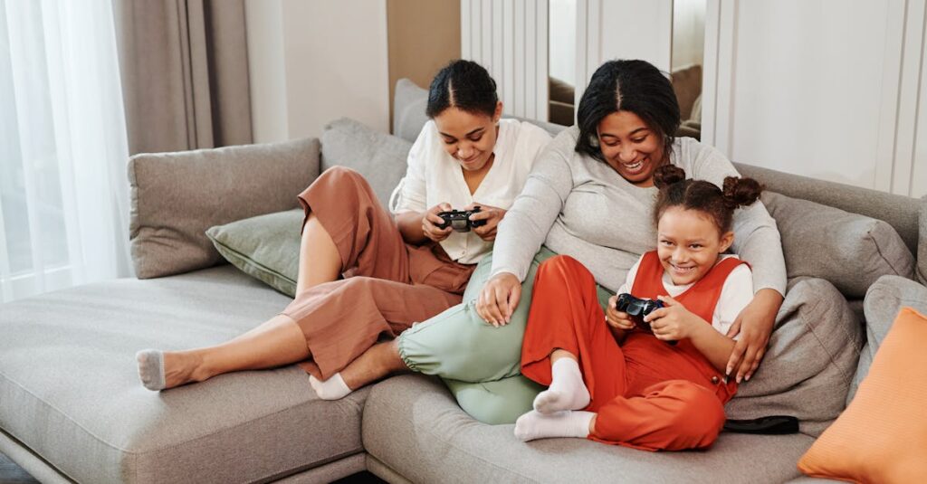 家族全員がリビングでゲームを楽しみ、笑顔でコントローラーやカードを操作している様子。