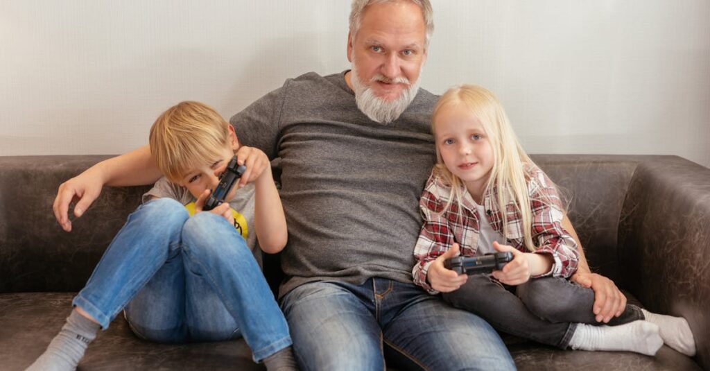 中学生と家族が室内で体を動かすゲームを一緒に楽しんでいる笑顔の様子