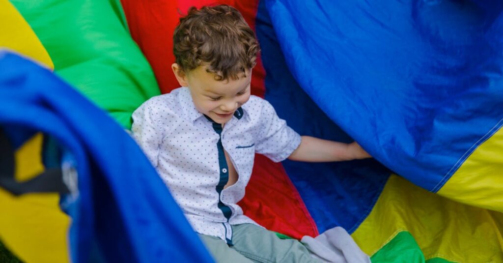 家族全員が一緒に楽しめるパーティゲームをプレイしている様子（3〜70歳の幅広い世代が笑顔で参加）