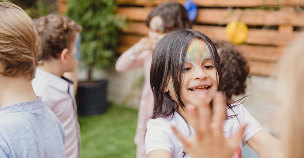 家族全員が一緒に楽しめるパーティゲームをプレイしている様子（3〜70歳の幅広い世代が笑顔で参加）