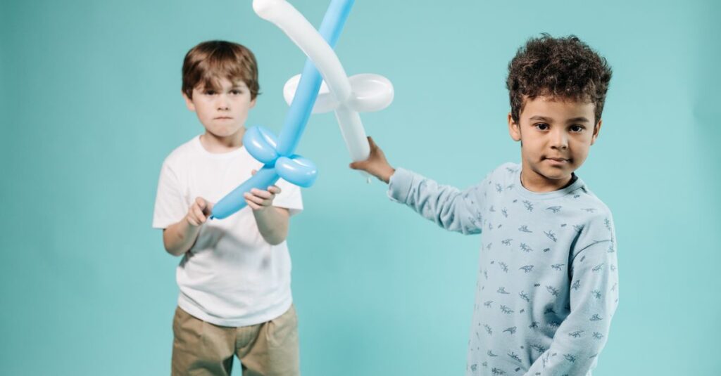 家の中で雨の日に家族全員が盛り上がっているパーティゲームの様子(子どもと親が笑顔でゲーム中)