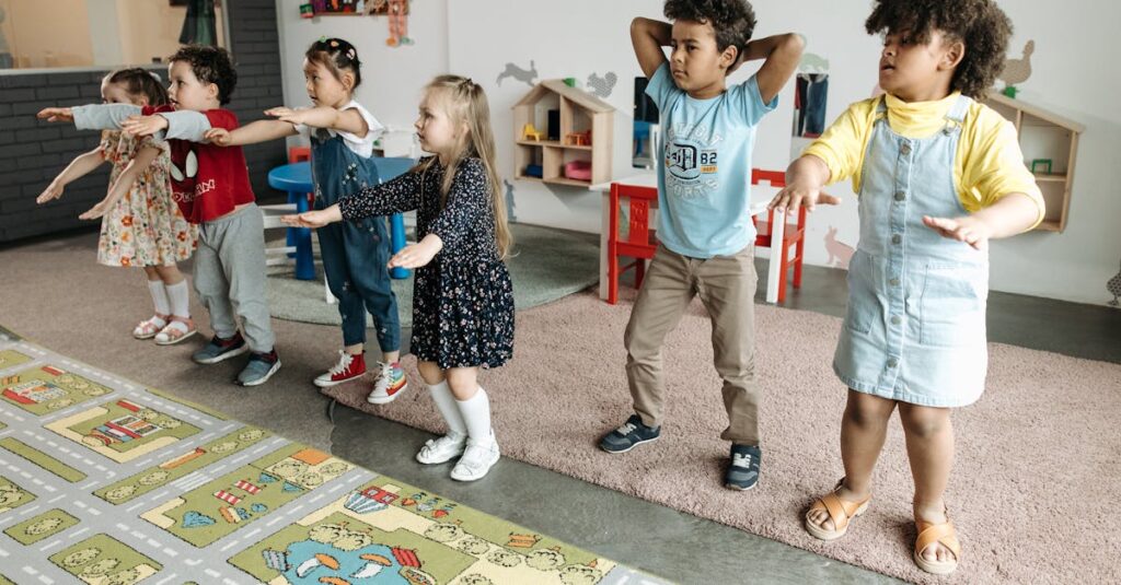 6歳から8歳の子どもたちが戦略や発想力を使ってボードゲームをプレイする様子。自分で考える力が育っている