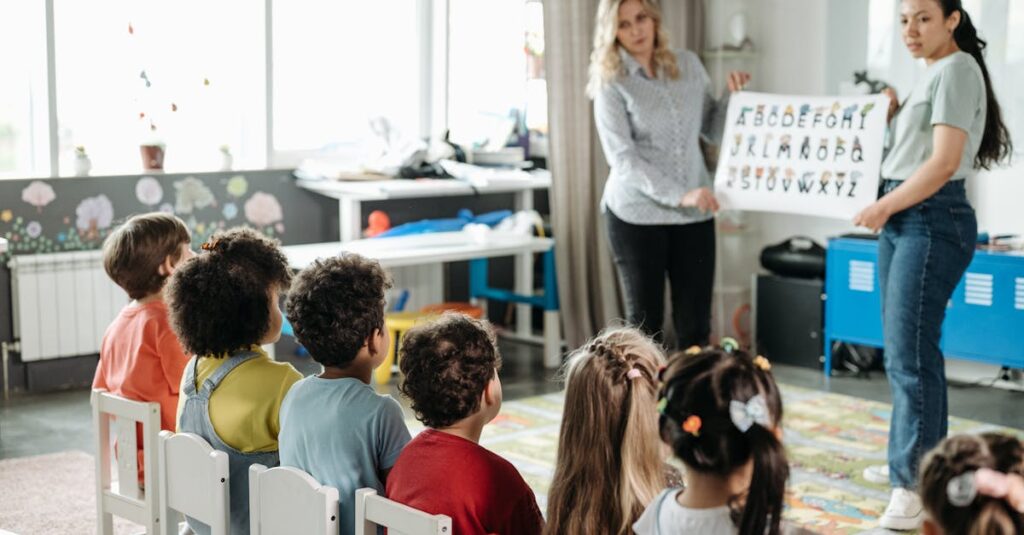 遊びながらボードゲームを通じて学ぶ子どもたちの様子
