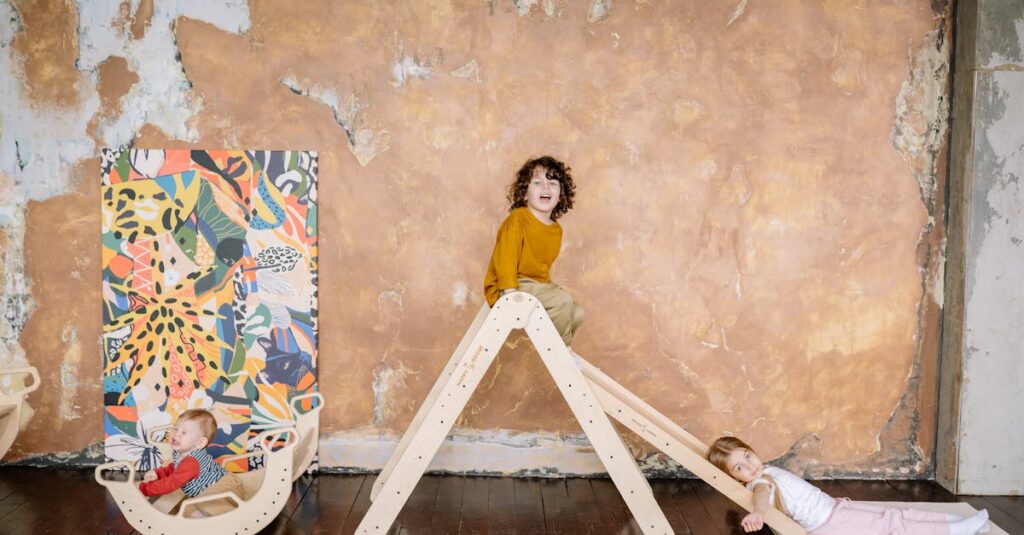 道具なしで室内ゲームを楽しむ家族。子どもと大人が笑顔でジェスチャーや言葉遊びをしている16:9のシーン。