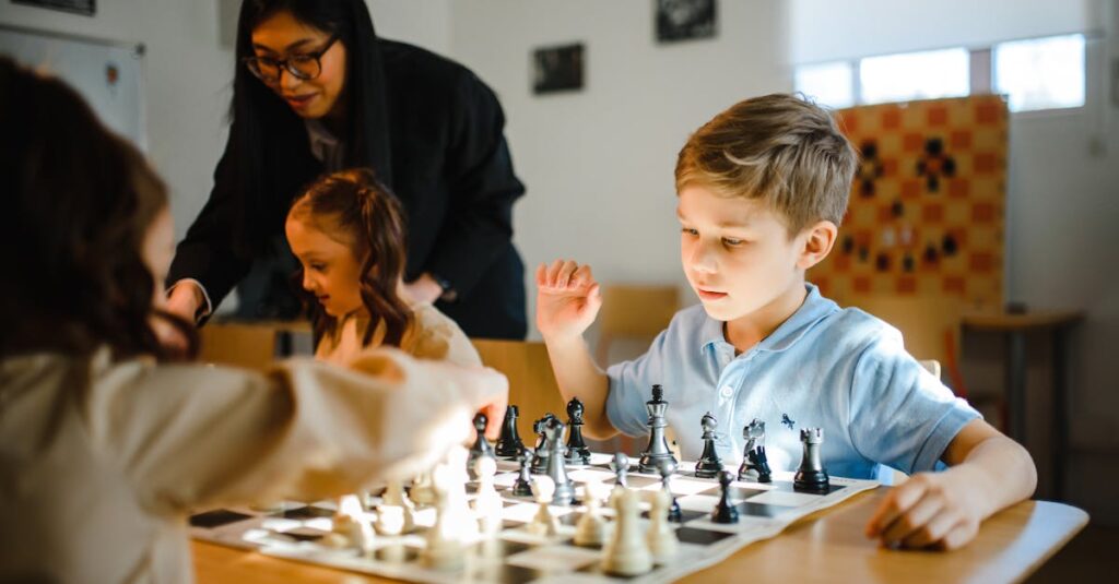 子どもたちが年齢に合った知育ボードゲームを楽しむ様子。集中しながら思考を働かせる姿が印象的。