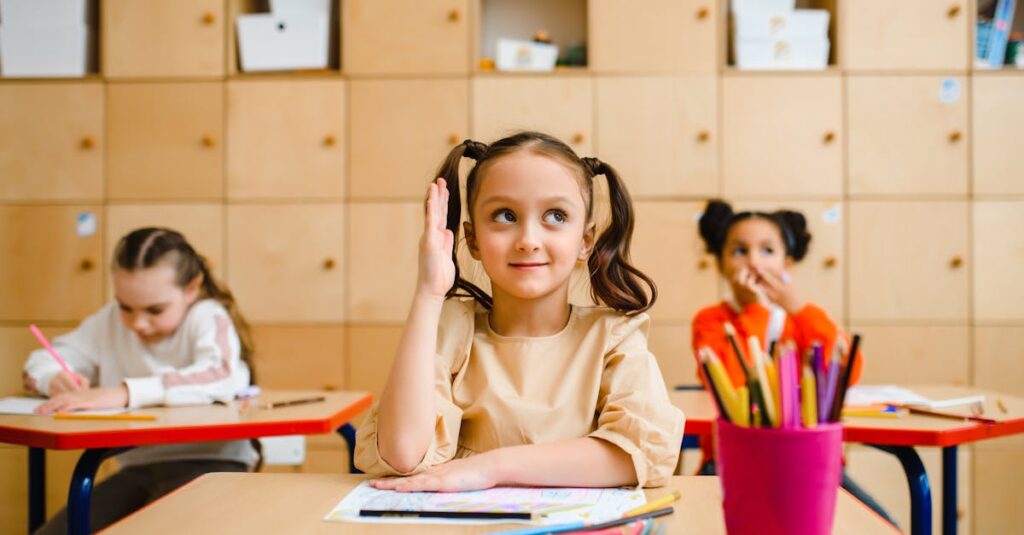 6歳から8歳の子どもたちが戦略や発想力を使ってボードゲームをプレイする様子。自分で考える力が育っている