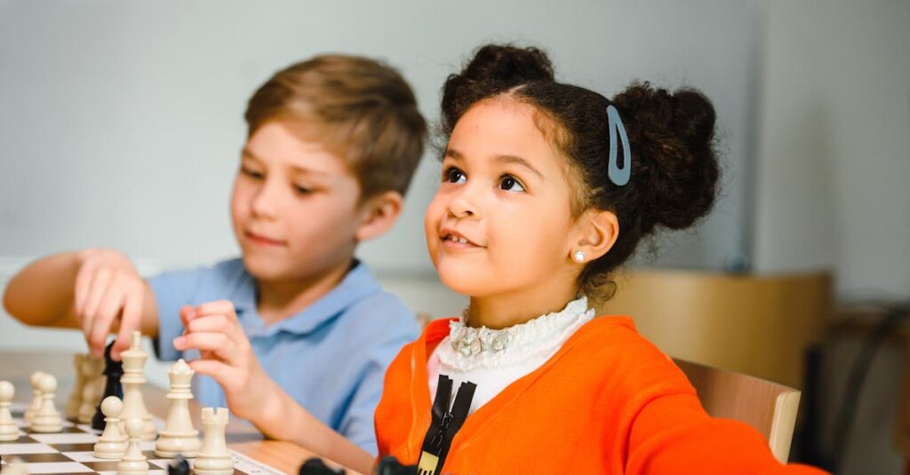 子どもたちが語彙力や論理的思考力など、伸ばしたい力に合わせた知育ボードゲームに取り組んでいる様子。