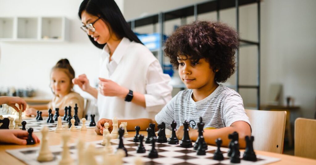 ボードゲームに夢中になる小学生の男の子の様子を描いたイメージ画像