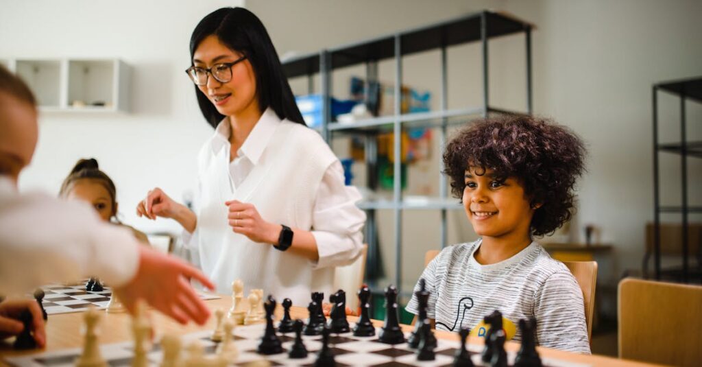 中学生が家族とボードゲームで楽しそうに笑い合う様子を描いたイラスト