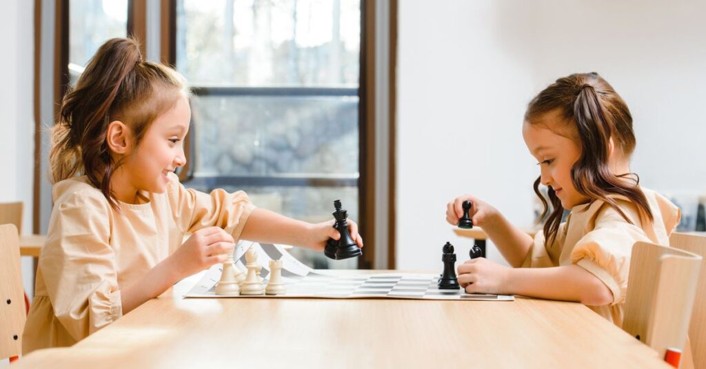 かわいらしいデザインのボードゲーム。動物やスイーツがモチーフで、小学生の女の子が夢中になっている様子