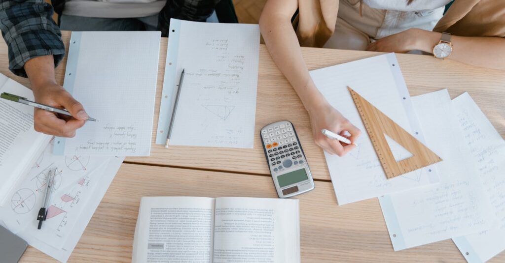 家庭で算数ボードゲームを楽しむ親子の学び時間。遊びを通して親がファシリテーターとなり、子どもの考える力を引き出す様子。