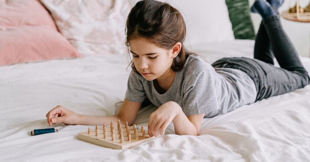 子どもたちが年齢に合った知育ボードゲームを楽しむ様子。集中しながら思考を働かせる姿が印象的。