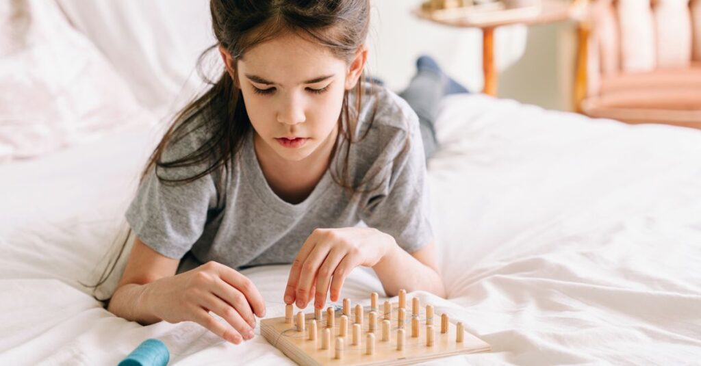 論理的思考力を育てるボードゲームを囲んで遊ぶ親子や子どもたちの様子