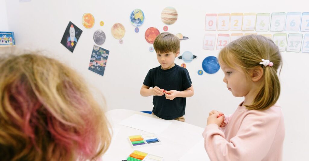 6歳から8歳の子どもたちが戦略や発想力を使ってボードゲームをプレイする様子。自分で考える力が育っている