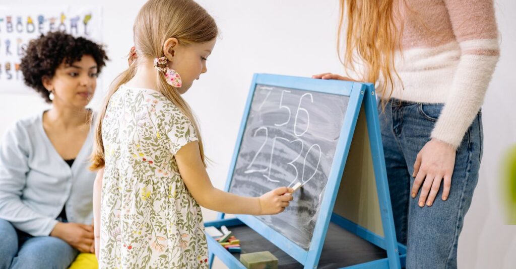 算数ボードゲームを選ぶ家族の様子。年齢や目的に合わせて最適な知育ゲームを比較検討する教育的なシーン。