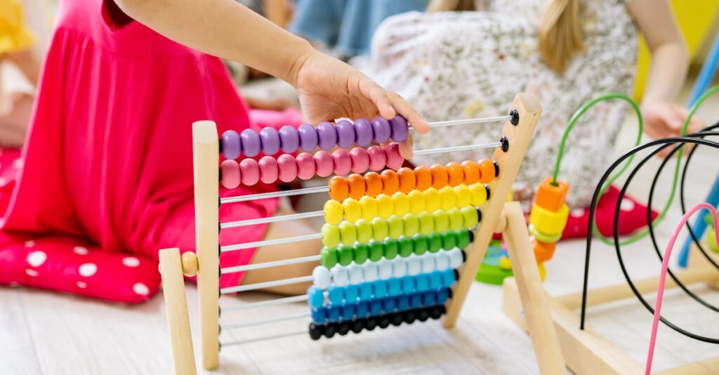 子どもが算数ボードゲームで笑顔になりながら学んでいる様子。遊びの中で数の概念を体験し、自然に算数力を伸ばしていく家庭学習シーン。
