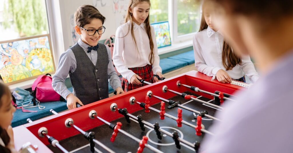 中学生が笑顔でボードゲームを楽しんでいる様子を描いたイラスト