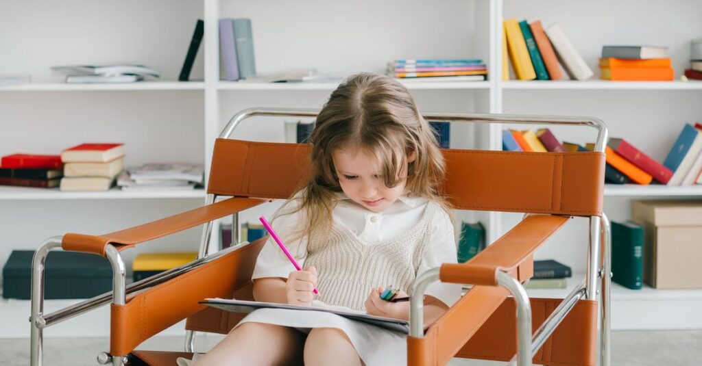 タブレットを置いてアナログボードゲームに夢中になる子どもたち。集中力や観察力を育む様子