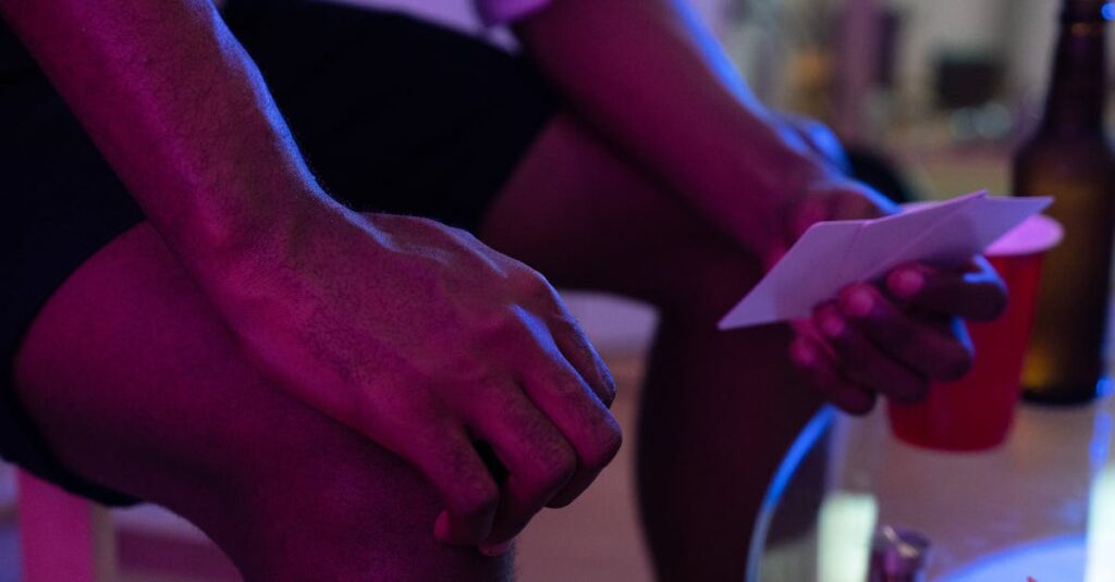 友達同士がリビングでボードゲームに夢中になって笑っている夏の風景