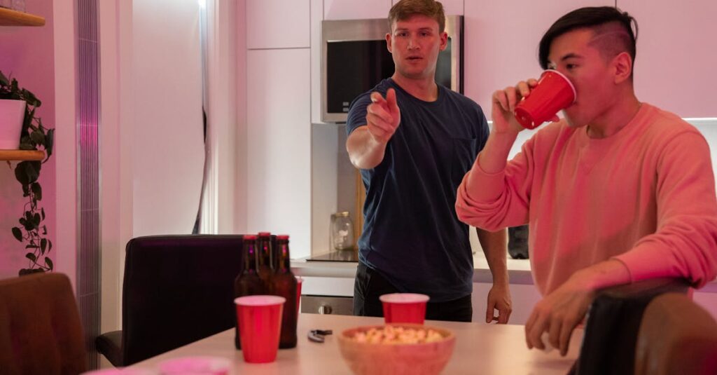 飲み会でボードゲームを楽しみながら笑う大人たちの楽しそうな場面