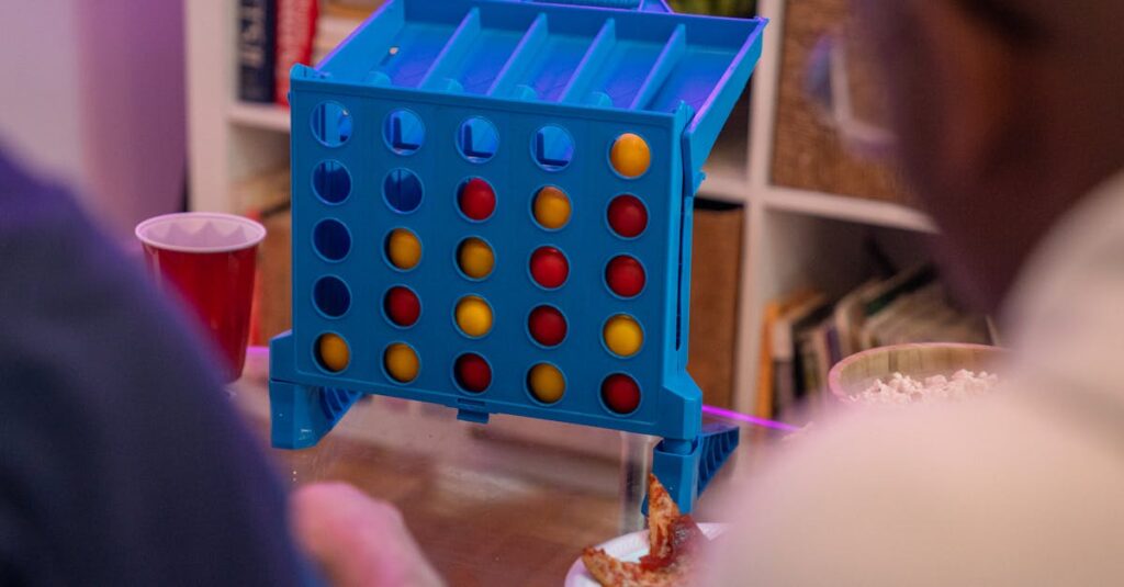 お盆に家族全員でボードゲームを楽しんでいる様子。笑顔があふれる団らんの時間。