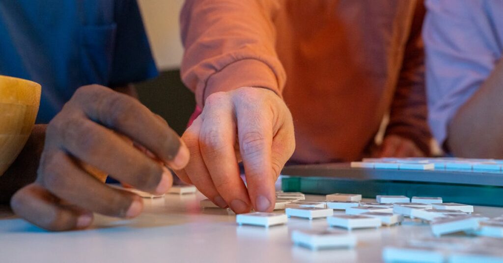 協力型やチーム戦のボードゲームで盛り上がっている参加者たちの様子