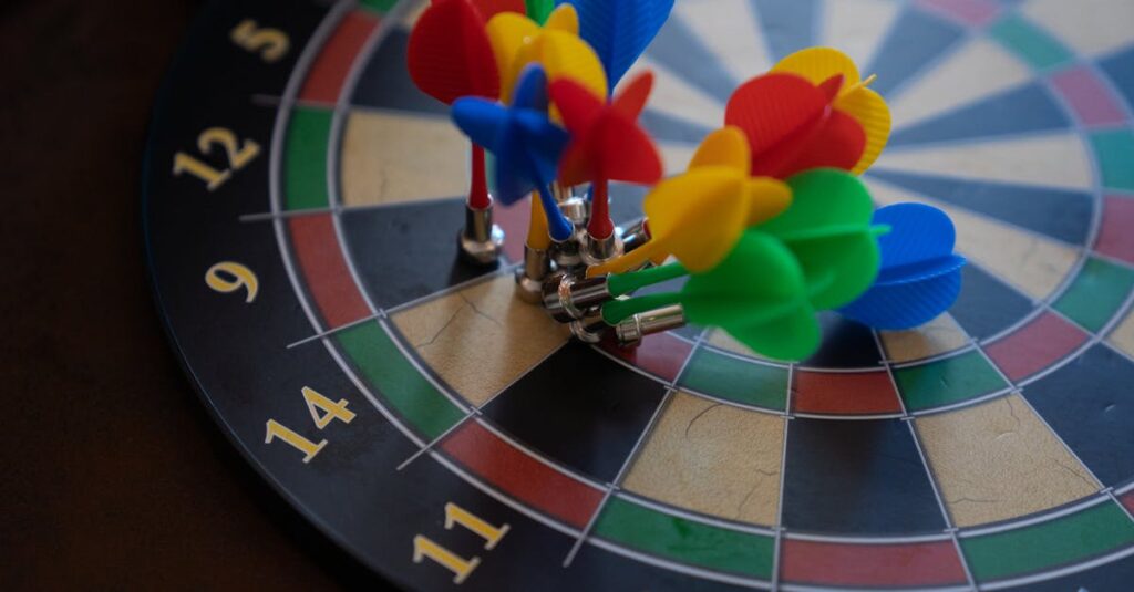 ボードゲームの小物や箱を整理整頓して収納している様子。インテリアにも馴染んでいる